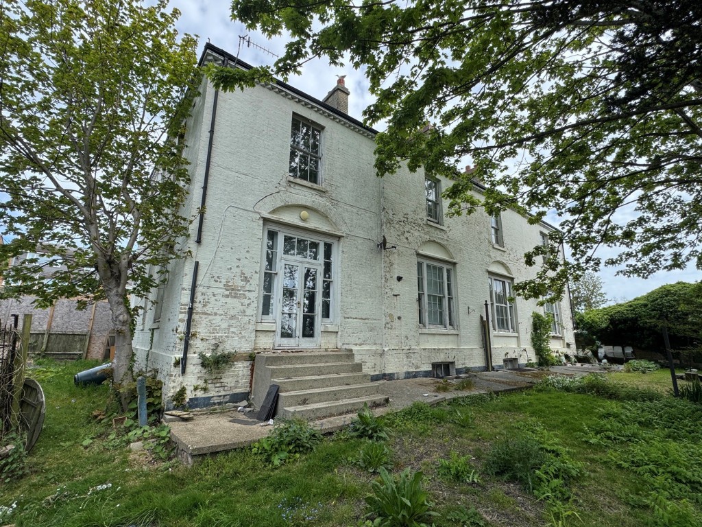 Lot: 132 - PERIOD FREEHOLD BLOCK OF SIX FLATS WITH OFF STREET PARKING - Hay House side view